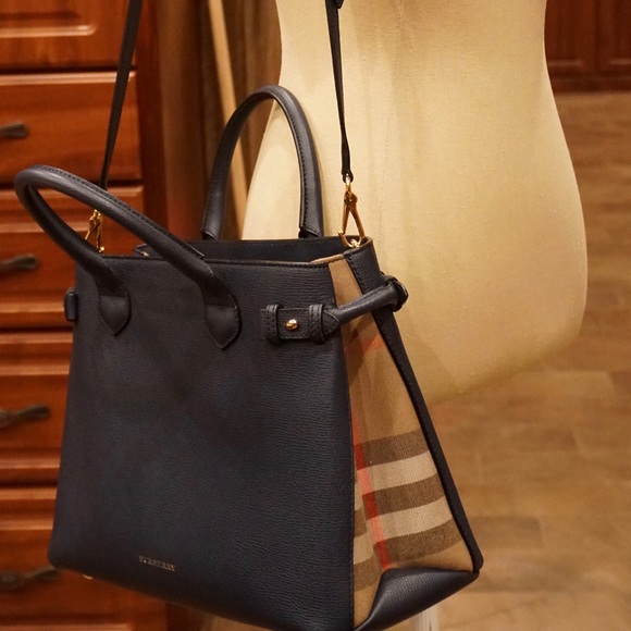 Navy signature Burberry bag - Picture 6 of 7